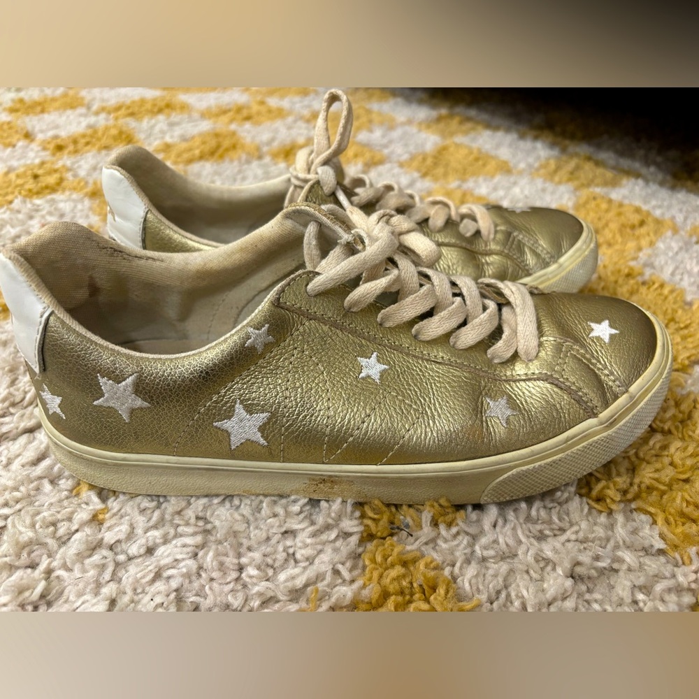 Madewell x Veja Esplar Low Sneakers in Star-Embroidered Gold Leather - Picture 2 of 7